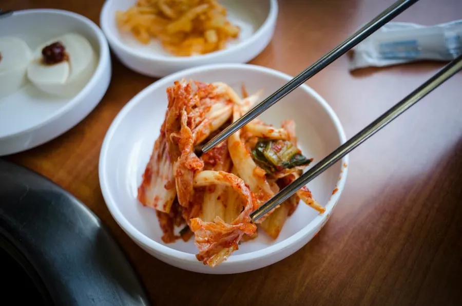 Kimchi fermentado casero rico en probióticos