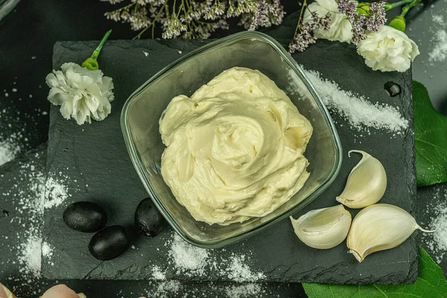 Mayonesa cruda casera con aceite de oliva